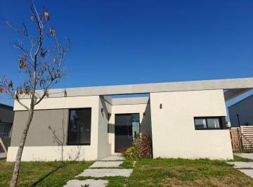 Casa · 120m² · 4 Ambientes · 2 Cocheras · Casa en Venta Pilar del Este Santa Emilia