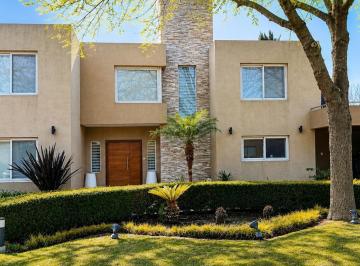 Casa · 234m² · 6 Ambientes · 4 Cocheras · Donde El Diseño Se Encuentra con El Hogar, Casa en Venta en Barrio Cerrado Santa Ana, Moreno