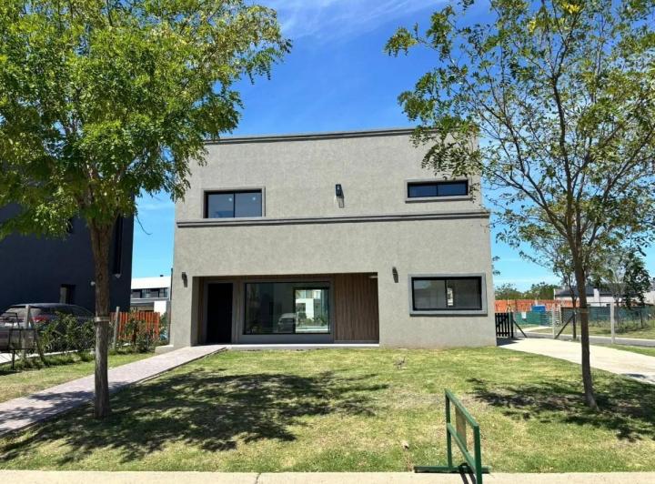 Casa · 169m² · 4 Ambientes · 1 Cochera