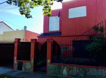 Casa · 122m² · 3 Ambientes · 2 Cocheras · Casa de Tres Ambientes en Muy Buena Ubicacion