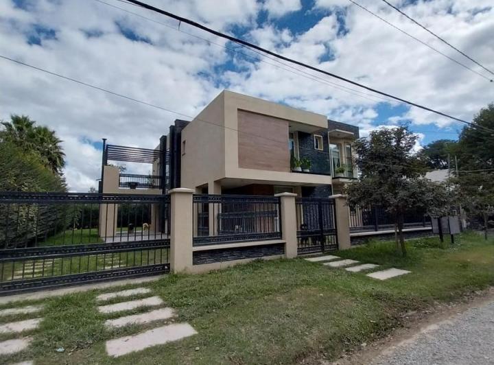 Casa · 780m² · 8 Ambientes · 2 Cocheras