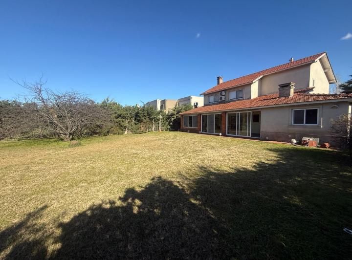 Casa · 865m² · 5 Ambientes · 3 Cocheras