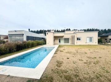 Casa · 684m² · 4 Ambientes · 2 Cocheras · Casa a La Venta en El Barrio Santa Ines, Canning