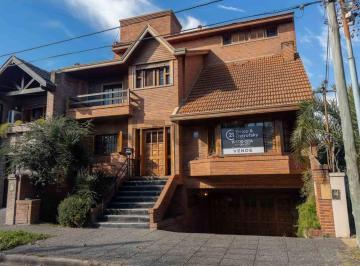Casa · 300m² · 3 Dormitorios · 3 Cocheras · Chalet en Venta Barrio Parque Bernal