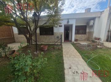 Casa · 118m² · 5 Ambientes · 1 Cochera · Vende Casa 2 Dorm. - B° Jardin