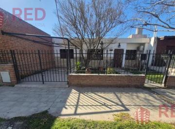Casa · 118m² · 5 Ambientes · 1 Cochera · Vende Casa 2 Dorm. - B° Jardin