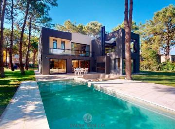 Casa · 338m² · 6 Ambientes · 2 Cocheras · Casa a Moderna y Luminosa en Barrio Privado - La Herradura - Pinamar