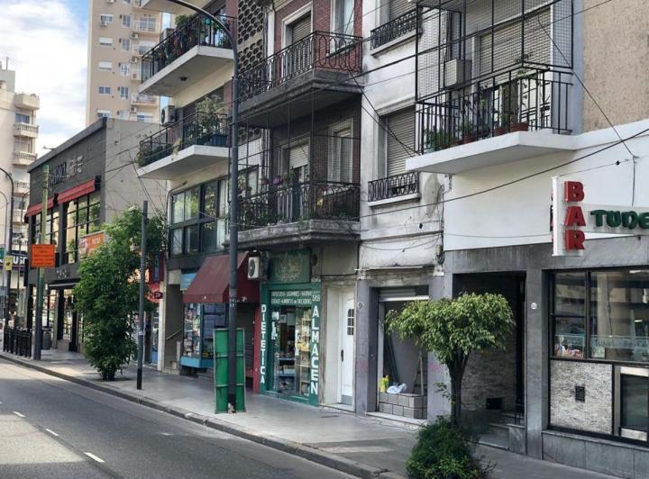 3 Ambientes Al Frente con Balcón