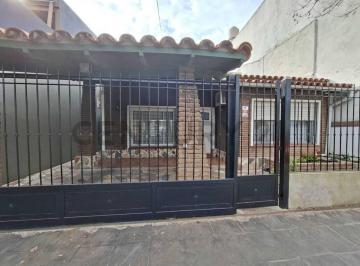 Casa · 140m² · 4 Ambientes · 2 Cocheras · Venta Casa de 4 Ambientes en Una Planta con Gran Patio y Cochera en Beccar