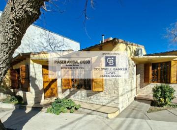 Casa · 180m² · 3 Dormitorios · 2 Cocheras · Casa 3 Dorm. en Esquina Frente a Una Plaza Zona Muy Tranquila