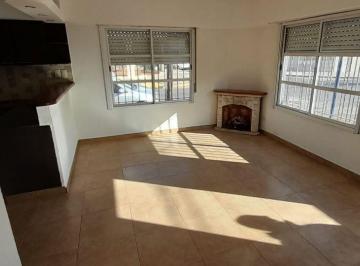 Casa de 4 ambientes, La Matanza · Triplex en Chacabuco 1196 en Muy Buen Estado