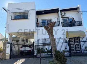 Casa · 238m² · 7 Ambientes · 2 Cocheras · Venta de Casa en Berisso Apta Profesional Calle 30 Numero 1345