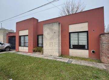 Casa · 64m² · 3 Ambientes · 2 Cocheras · Casa en B. Lanusse, Calle Entre Rios
