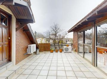 Casa · 298m² · 5 Ambientes · 1 Cochera · Vivienda de 5 Ambientes y Local Comercial | 300 m² Cubiertos | en San Isidro con Patio y Terraza