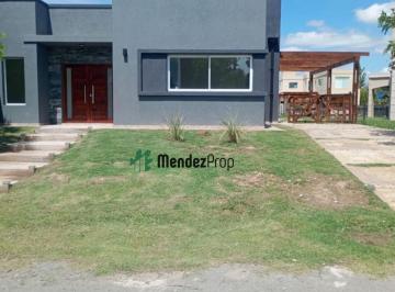Casa · 170m² · 4 Ambientes · 3 Cocheras · Casa en Alquiler en Barrio Santo Domingo
