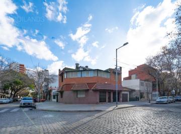 Casa · 212m² · 7 Ambientes · 1 Cochera · Oportunidad Venta Casa en Esquina 7 Ambientes Uso Comercial o Vivienda Cochera Terraza Villa Urquiza