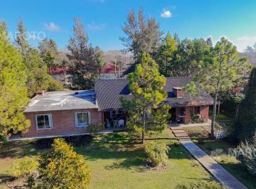 Casa · 158m² · 3 Ambientes · 4 Cocheras · Venta Casa 3 Ambientes con Amplio Parque y Pileta en Escobar - Barrio Portal de Escobar