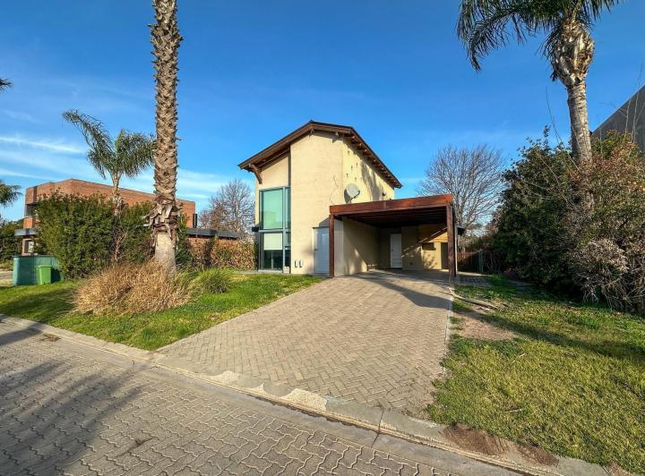 Casa · 202m² · 5 Ambientes · 2 Cocheras