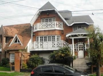 Casa · 370m² · 5 Dormitorios · Hermosa Casa Estilo Canadiense Oportunidad Venta Inmediata!