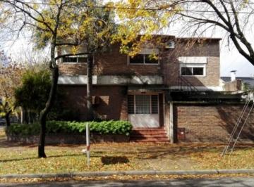 Casa · 250m² · 7 Ambientes · Sarmiento Esquina Zapiola! Apto Para Dos Familias o Emprendimiento Comercial! Excelente Ubicac