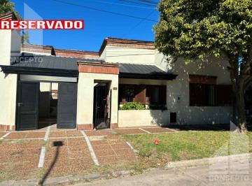 Casa · 100m² · 5 Ambientes · 1 Cochera · Casa 2 Dorm/patio/cochera en Excelente Ubicación