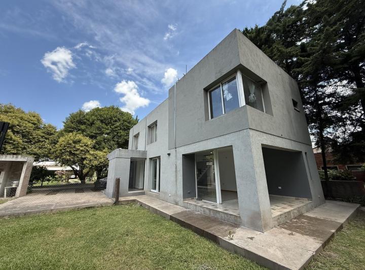 Casa · 142m² · 3 Ambientes · 1 Cochera