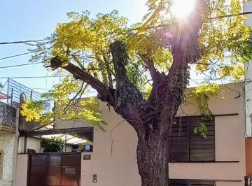 Casa · 128m² · 4 Ambientes · 1 Cochera · Casa 5 Amb Jardin Pileta y Cochera - V. Ballester