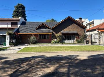 Casa · 180m² · 4 Ambientes · 1 Cochera · Alquiler Casa 4 Ambientes con Pileta, Parrilla y Cochera Vicente Lopéz