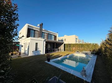 Casa · 225m² · 4 Ambientes · 3 Cocheras · Casa Chalet en Venta en Vila Marina II, Villanueva, Tigre