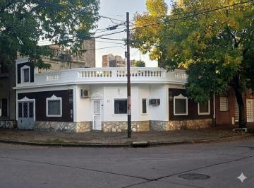 Casa · 120m² · 5 Ambientes · 1 Cochera · Chacabuco 2400 - 2 Dorm.