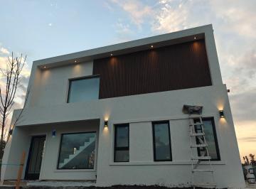 Casa · 170m² · 5 Ambientes · 2 Cocheras · Casa en Venta en Pilar del Este Santa Sofia