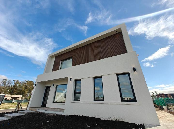 Casa · 170m² · 5 Ambientes · 2 Cocheras
