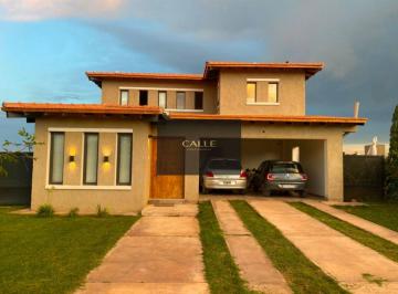 Casa de 5 ambientes, Maipú · Casa en Alquiler C/ Cochera en Maipú
