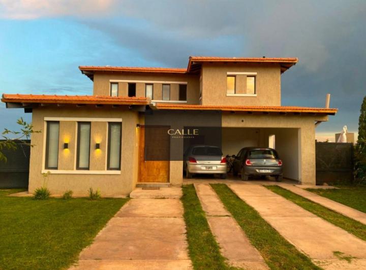 Casa · 216m² · 5 Ambientes · 2 Cocheras
