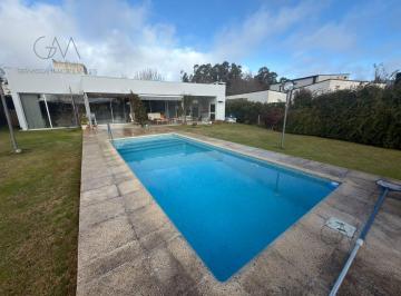 Casa · 145m² · 4 Ambientes · 1 Cochera · Casa en Alquiler en Arenas del Sur