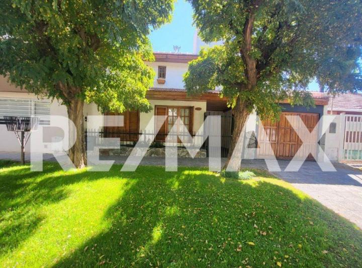 Casa · 255m² · 7 Ambientes · 1 Cochera