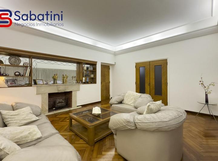 Casa · 230m² · 6 Ambientes · 2 Cocheras