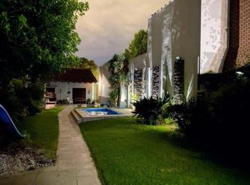 Casa · 201m² · 4 Ambientes · 2 Cocheras · Venta Casa en Lomas de Zamora con Parque y Quincho