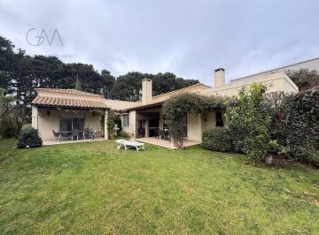 Casa · 150m² · 4 Ambientes · Casa en Alquiler en Rumenco