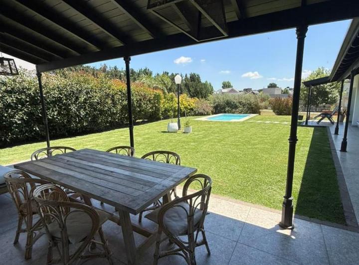 Casa · 200m² · 4 Ambientes