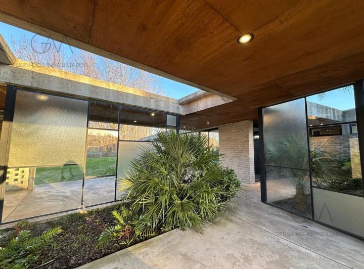 Casa · 230m² · 5 Ambientes · 2 Cocheras
