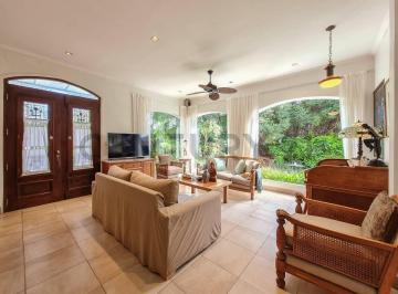 Casa · 195m² · 7 Ambientes · 2 Cocheras · Venta de Casa de Estilo Clásico, Impecable en City Bell.