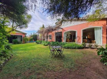 Casa · 195m² · 7 Ambientes · 2 Cocheras · Venta de Casa de Estilo Clásico, Impecable en City Bell.