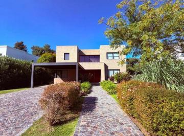 Casa de 5 ambientes, Pilar · En Alquiler - Casa Amoblada en Estancias del Río