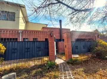 Casa · 211m² · 8 Ambientes · 2 Cocheras · Casa en Venta. Chacras de Coria. Luján de Cuyo