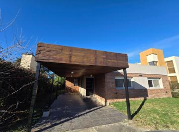 Casa · 130m² · 6 Ambientes · 2 Cocheras · Alquiler Casa de 3 Dorm. en Campos de Esther