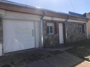 Casa · 130m² · 4 Ambientes · 1 Cochera · Excelente Casa en Alquiler m U L T I F a m I L I Ar