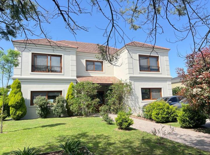 Casa · 329m² · 8 Ambientes · 5 Cocheras