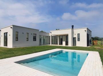 Casa · 200m² · 7 Ambientes · 2 Cocheras · Casa en Venta - Medal Country Club, Pilar - 7 Ambientes