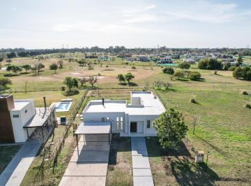 Casa · 200m² · 7 Ambientes · 2 Cocheras · Casa en Venta Al Golf - Medal Country Club, Pilar - 7 Ambientes